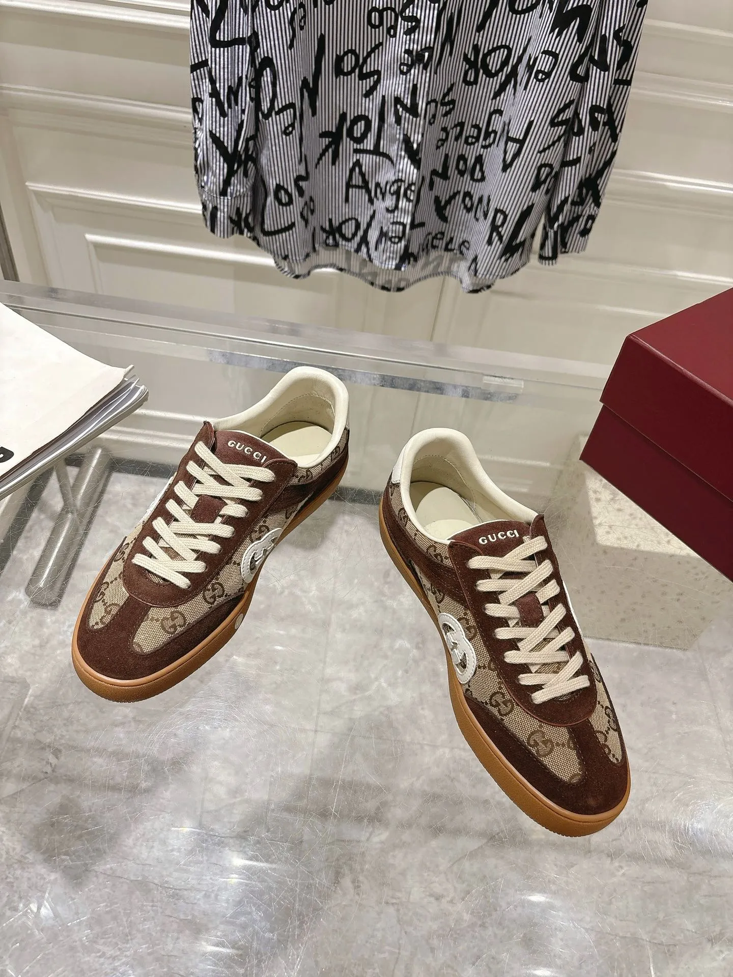👟👟Ex-factory price 540👟👟Men's size +10 New upgraded version🔥Gucci 2024 new white shoes casual shoes hot recommendation, original TPU soles, original fabrics, original sheepskin lining sheepskin feet🔥Original cover craftsmanship is reproduced one to one! The pursuit of ultimate comfort! 🔥🔥 [Love] Fabric: Imported cow suede + mesh [Love] Packing: Counter-matched red shoe box ➕ Aviation airplane box [Love] Code number: 35-45